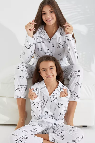 طقم بيجامة قطني بزرار بنقشة القط الأبيض