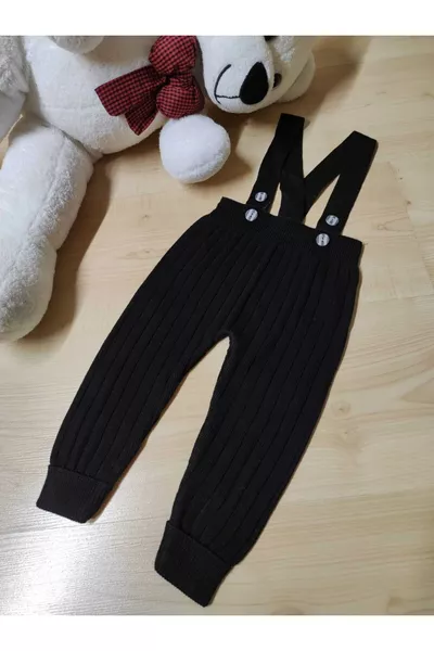 Schwarze Rippstrickhose mit Trägern und vorderer Knopfleiste