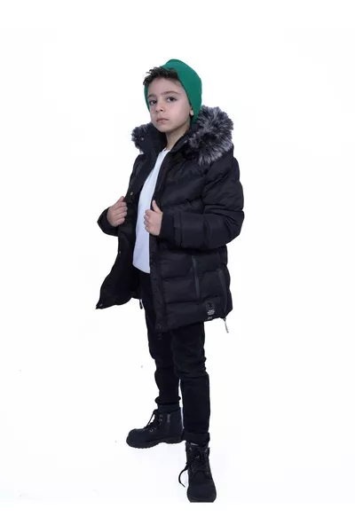 معطف ولد بشنطة سوداء مبطنة بفرو صناعي مع قلنسوة قابلة للإزالة