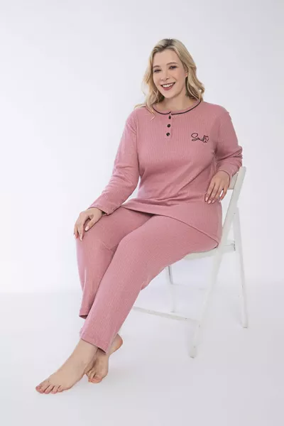 طقم بيجامة نسائي شتوي كبير الحجم بأزرار على الرقبة وأكمام طويلة من قماش الإنتيرلوك بلون وردي باهت
