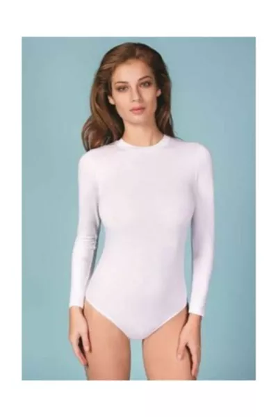 بلوزة بأزرار سفلية وأكمام طويلة