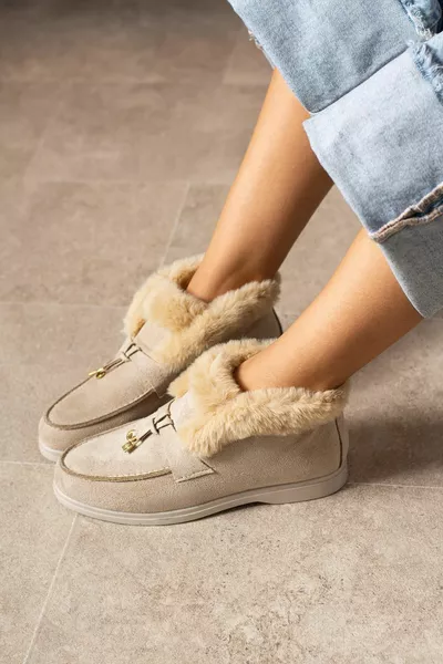 Женские бежевые замшевые короткие ботильоны женские перьевые детализированные термоподошвы стильная и удобная зимняя обувь Wonder