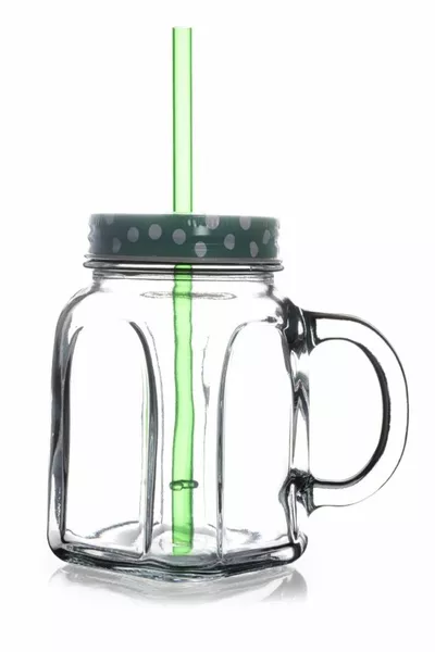 Einmachglas mit grünem Metalldeckel, Strohhalm und Henkel 