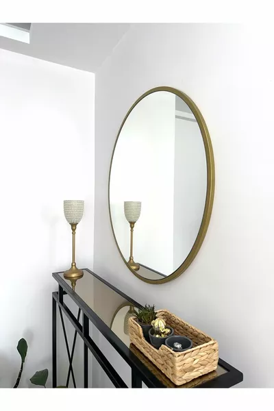 Runder Spiegel mit  cm Durchmesser und goldfarbenem Metallrahmen