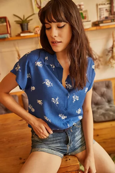 Женская синяя белая рубашка с цветочным принтом 