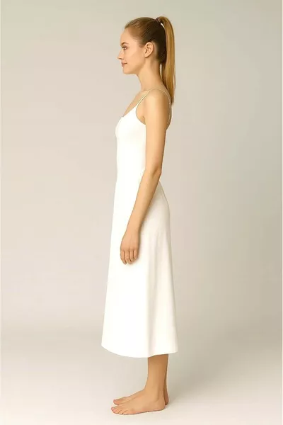 Weißer, bodenlanger Spitzenrock mit Futter