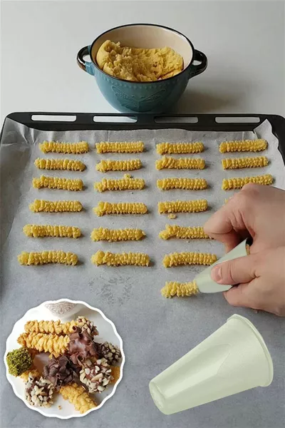 Praktisches Keks-Ausstechform-Set mit 2 lustigen Raupen-Designs aus Hartplastik (E-2)