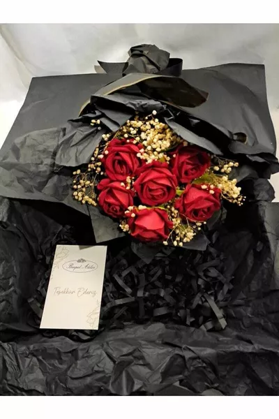 Благородна красота: Букет от 6 кадифени червени рози с черна опаковка (РЪЧНА ИЗРАБОТКА)