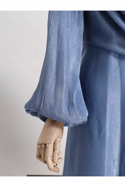 Abito da sera con maniche a palloncino con coda drappeggiata sul davanti