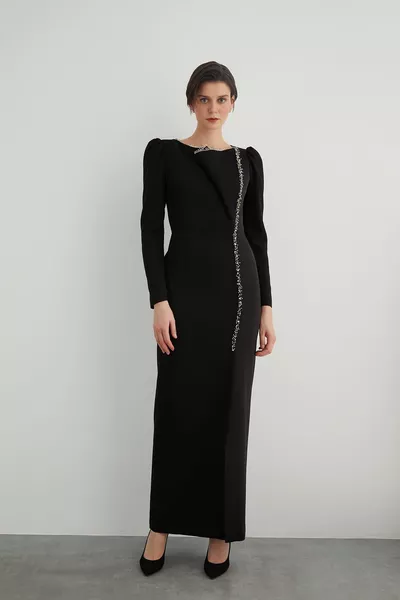 Geborduurde gedetailleerde gerimpelde zwarte lange avondjurk