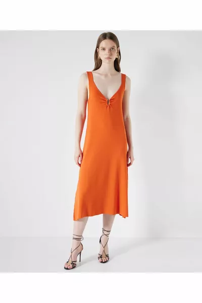 Трикотажное платье с металлической фурнитурой