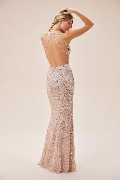 Robe de soirée longue brodée de sequins rose poudré avec décolleté