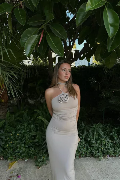 Beige stropdas jurk met roze detail 