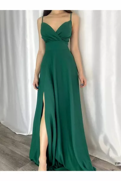 Abito da sera dettagliato in tessuto crepe verde smeraldo con fessura dettagliata da donna