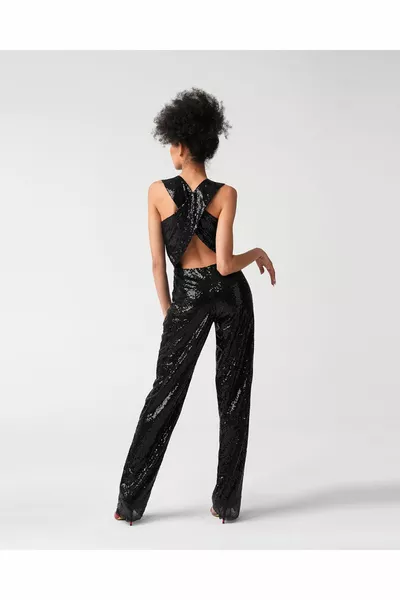 Женский черный комбинезон через плечо с глубоким вырезом на бретелях