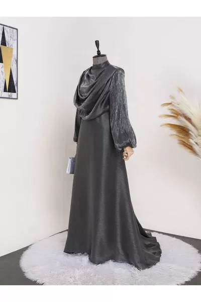 فستان سهرة بأكمام منفوخة مع ذيل درابيه في الأمام