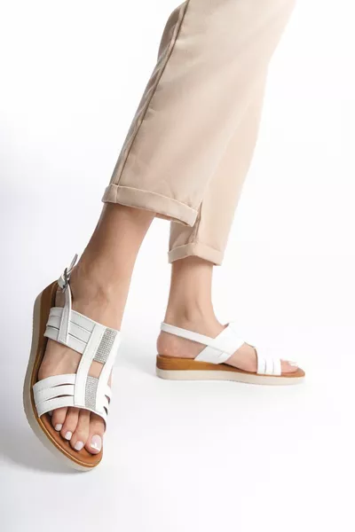 Женские босоножки с белым камнем и низким ремешком