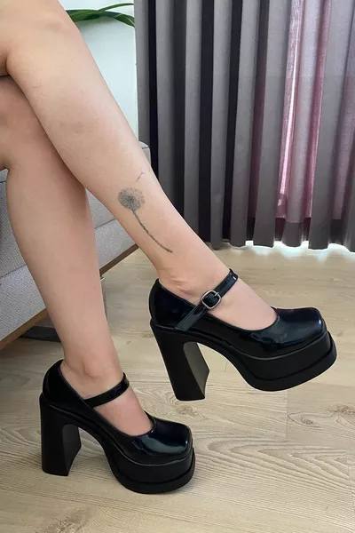 نابولي جلد لامع أسود للسيدات خوذة واحدة ( سم) كعب منصة