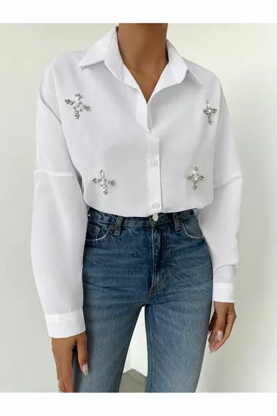 قميص ساليس مطرز بالحجر الأبيض