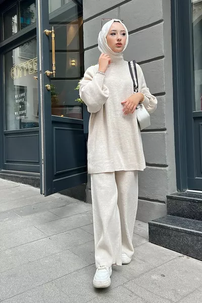 طقم بنطلون وتونيك من الصوف المحبوك بأكمام بالون مع تفاصيل حديدية