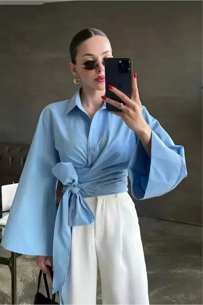 Damenbluse Blau mit spanischen Ärmeln, Taillengürtel und Bindung