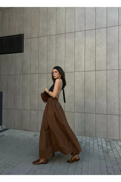 تنورة طويلة بقماش بوبلين وبخصر مطاطي باللون البني القهوة 