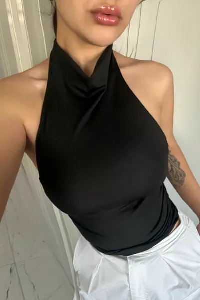 بلوزة مفتوحة الظهر بياقة هالتر