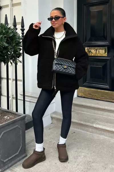 جاكيت فرو أسود بياقة عالية وجيوب 