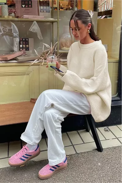 كنزة نسائية كريمية بأكمام واسعة - رقبة دائرية وملمس ناعم