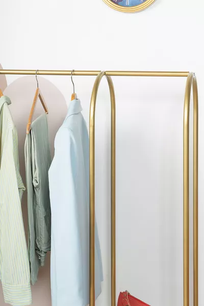 حامل ملابس معدني ذو أقدام بثلاث رفوف حامل ملابس بأقدام رف خشبي حاملة ملابس جاهزة