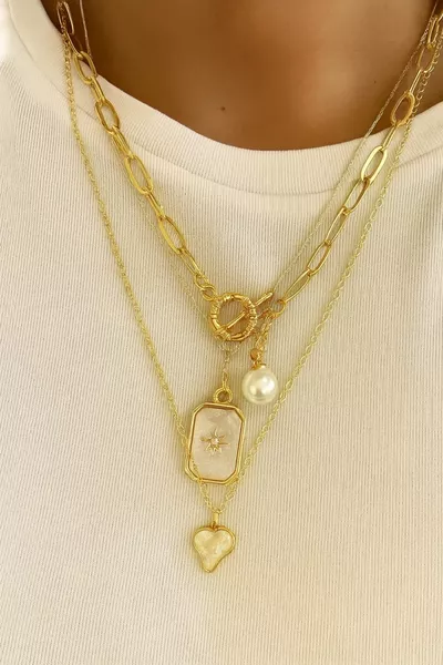 طقم عقد نسائي مكون من ثلاثة قطع بتفاصيل من اللؤلؤ والمينا