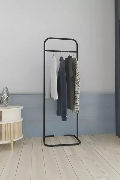 شماعة ملابس سوداء مفردة للمحل على قدم، شماعة فساتين