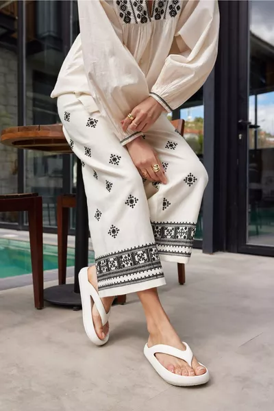 صندل نسائي أبيض من لامبو بنعل سميك على شكل إصبع للفتيات للاستخدام اليومي والشاطئ