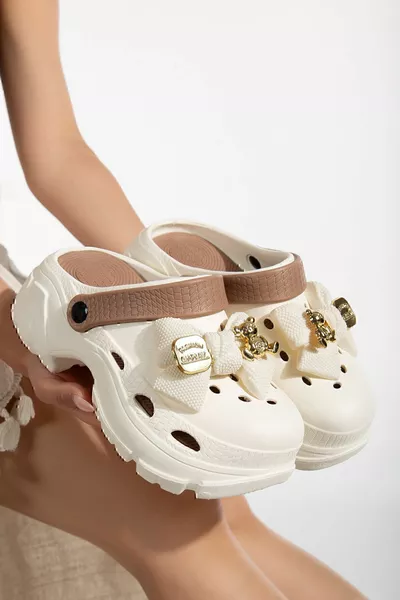 صندل ونعال نسائية مريحة بلون البيج والبني لمختلف الأماكن مثل الشاطئ والبحر والمطبخ والمستشفى