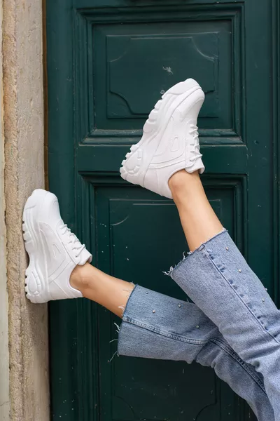 حذاء رياضي نسائي يومي برباط وسُمك عالي خفيف مستوحى من قاعدة الجنية البيضاء