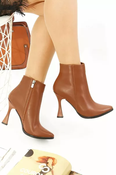 حذاء كعب عالٍ من الجلد البني