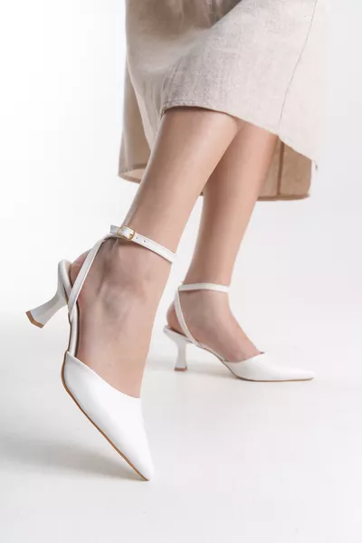 حذاء نسائي بألوان جلدية بيضاء بكعب قصير وحزام