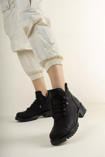 حذاء نسائي أسود من الجلد المرن