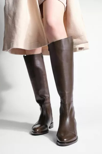 حذاء نسائي كلاسيكي من الجلد الطبيعي اليومي فوق الركبة بسحاب، لون بني أنيس