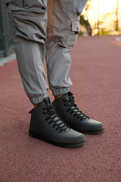 حذاء رياضي رجالي رمادي وأسود 