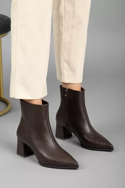 حذاء كعب عالي جلدي بسيط نسائي بلون القهوة المرة