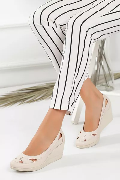 حذاء نسائي بكعب سميك للجوانب الاحترافية بلون بيج