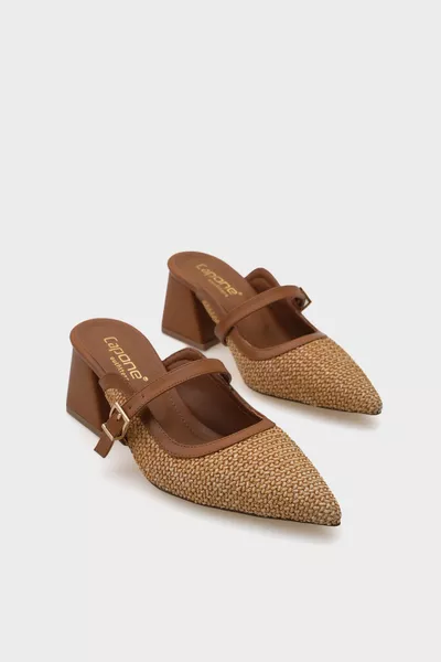 صنادل نسائية من نينا من الجلد الطبيعي بطرف مدبب ولسان مغلق