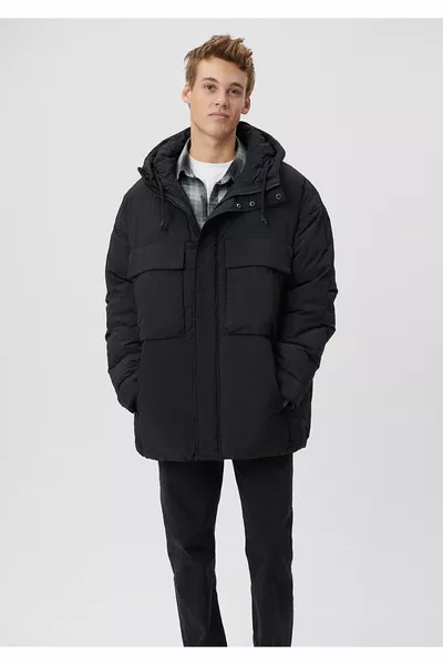 Черный пуховик с капюшоном 