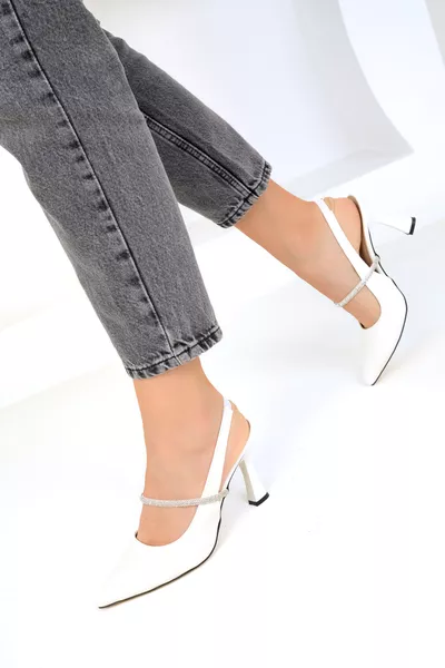 حذاء نسائي كلاسيكي بكعب عالٍ أبيض 