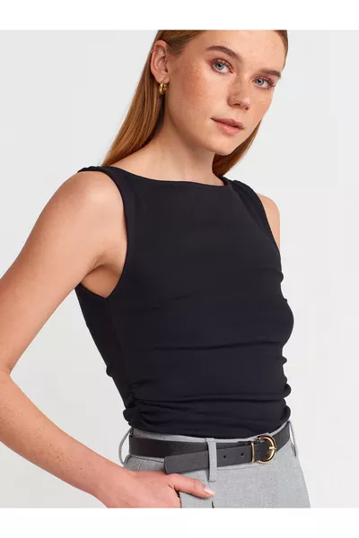  بلوزة بياقة قارب مع كشكش - أسود