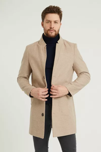 معطف رجالي بيج بقصة ضيقة وياقة عالية من الصوف