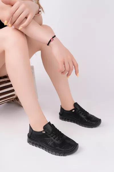 حذاء نسائي كاجوال من الجلد الطبيعي باللون الأسود مطبوع 