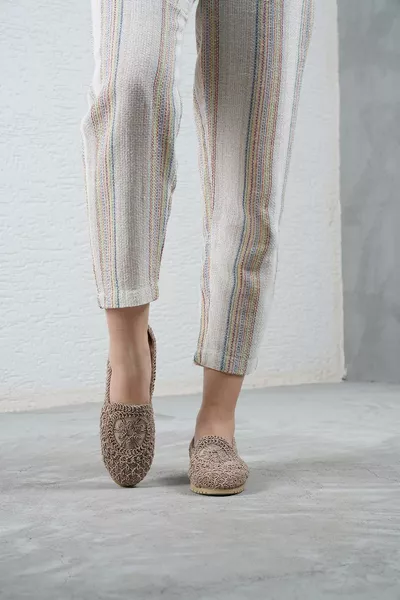 Дамски пантофи от прежда с акцент с норково цвете и плетена текстура 