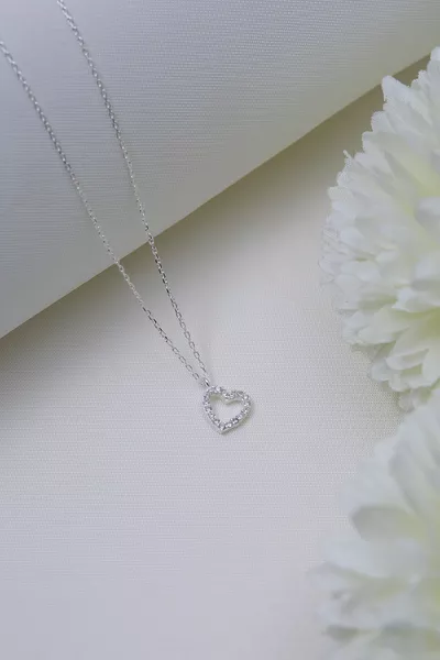 قلادة فضة عيار  بشكل قلب نسائي